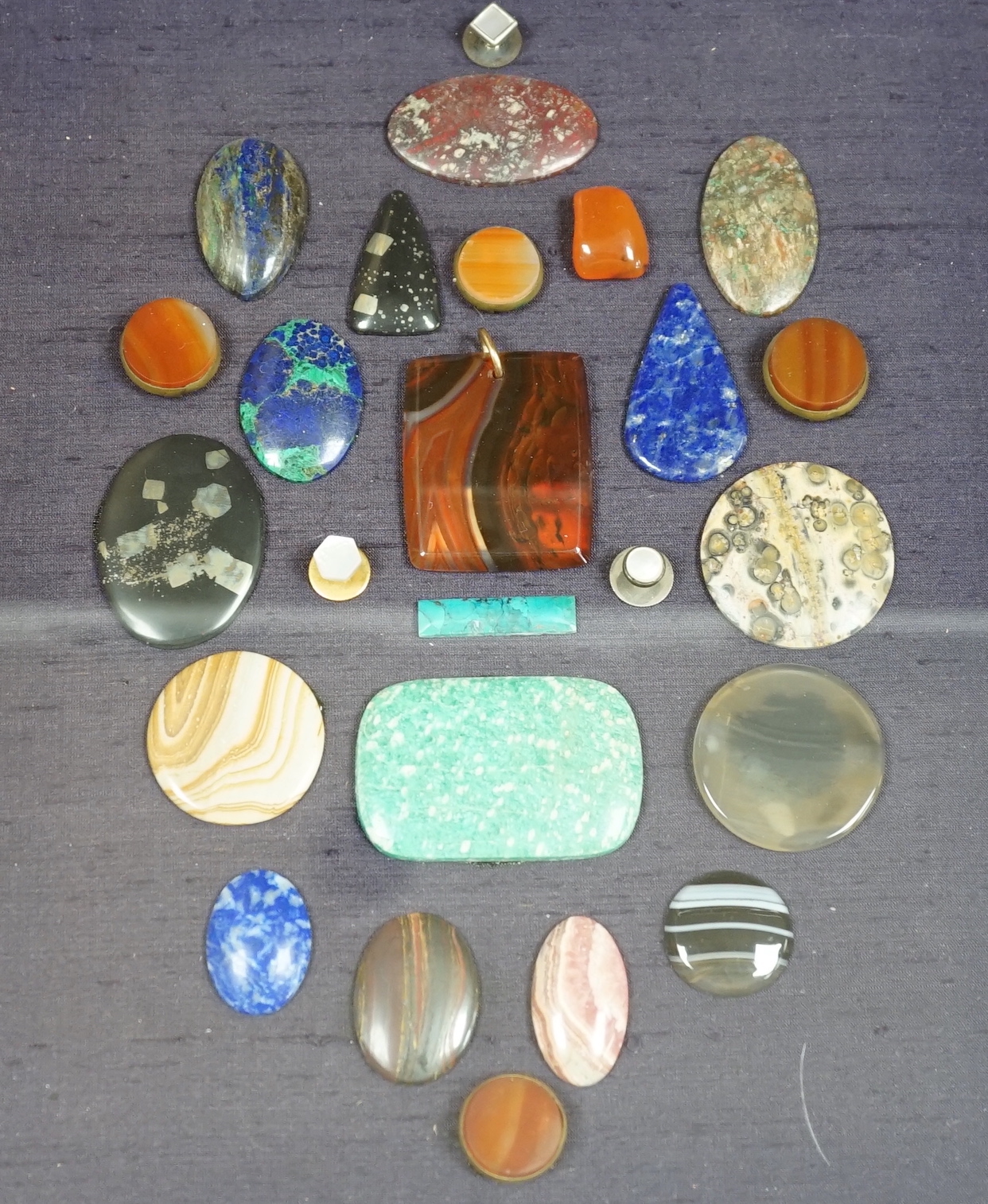 A framed case of mixed agates, 34cm x 38.5cm